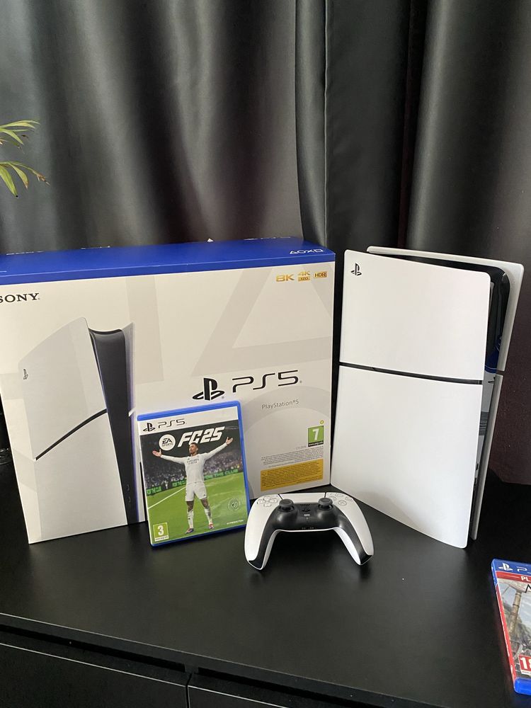 Продавам PS5 Slim 1TB В отлично състояние