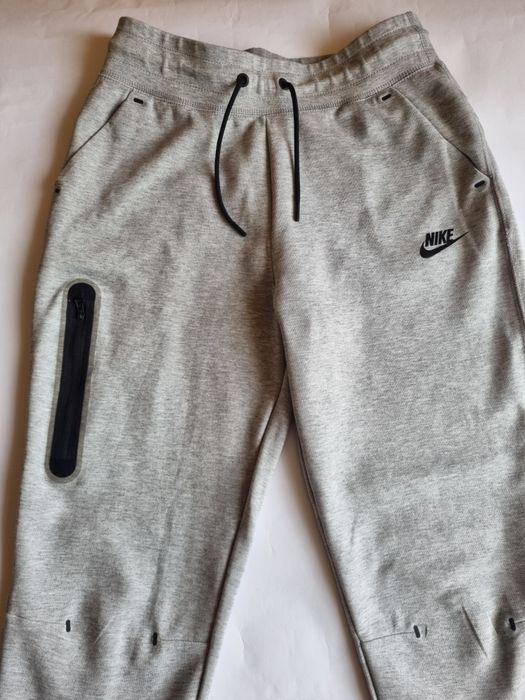 Сиво долнище Nike Tech Fleece, размер 146-156 см.