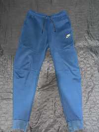 Vand pantaloni Nike Tech Fleece marimea S