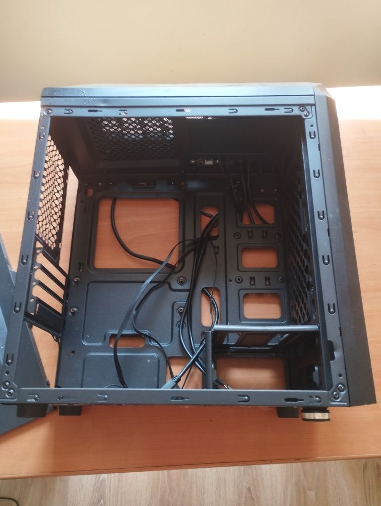 Продавам кутия Cit F3 green Micro Atx  предният капак липсва