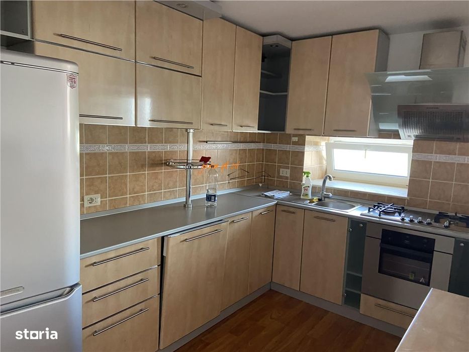 Apartament 4 camere transformat in 3 camere , zona ultracentrala Piata
