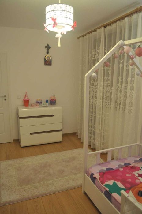 Inchiriez apartament 3 camere+parcare Floresti