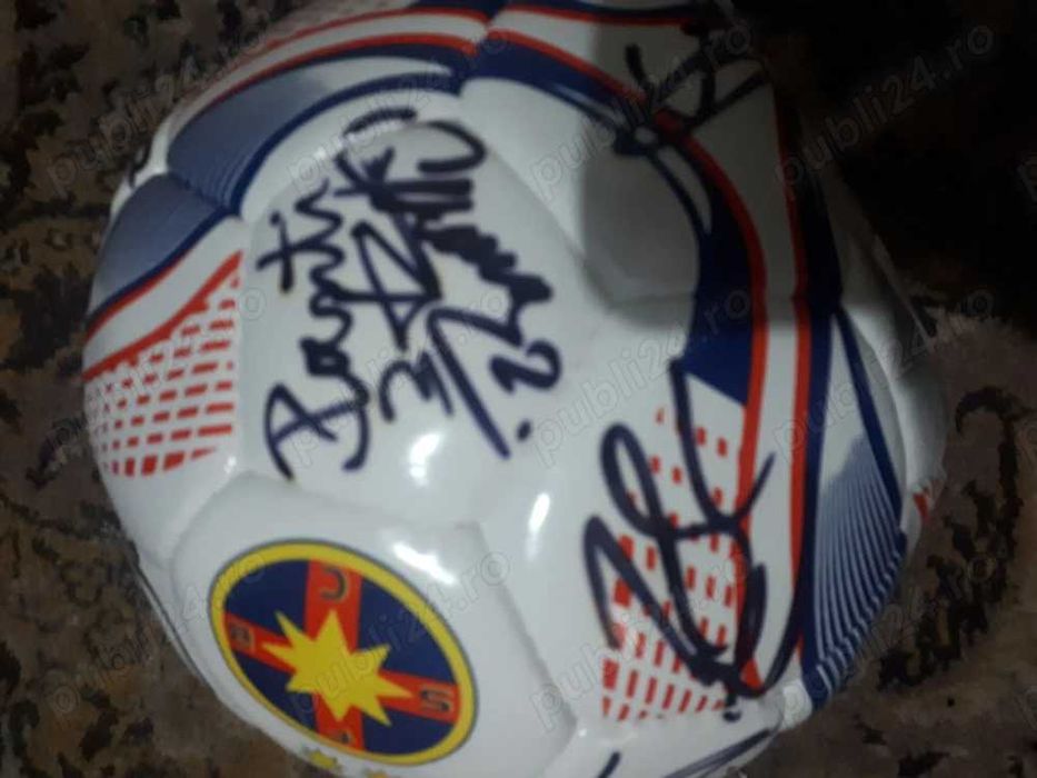 Campiona FCSB - MINGE cu autografe - Banii merg la un baiat bolnav