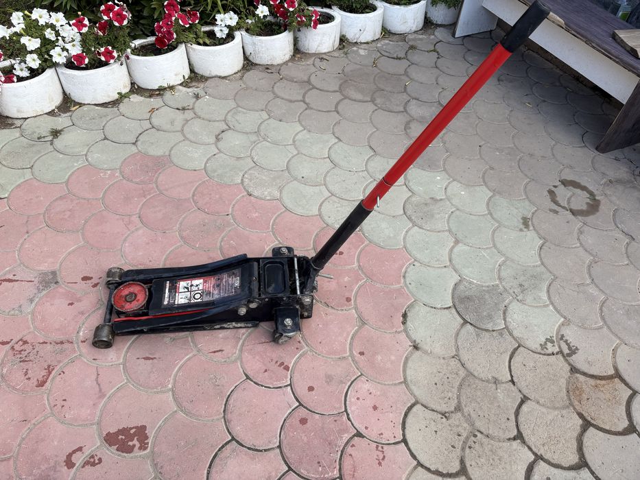 Домкрат подкатной