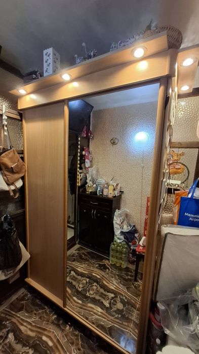 Гардероб с плъзгащи врати и осветление