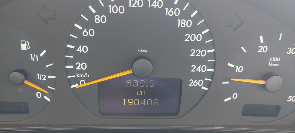 Продавам МЕРЦЕДЕС Е Класа КЛАСИК 2000г