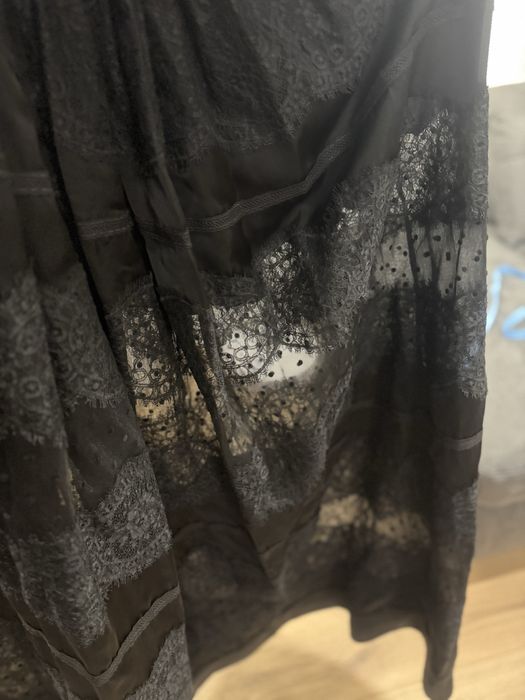 Черна рокля с дантела и сатен