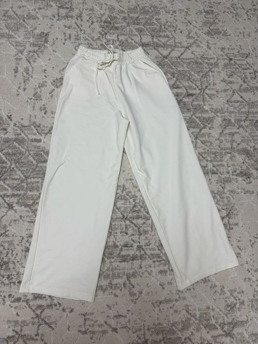 Спортивные белые брюки