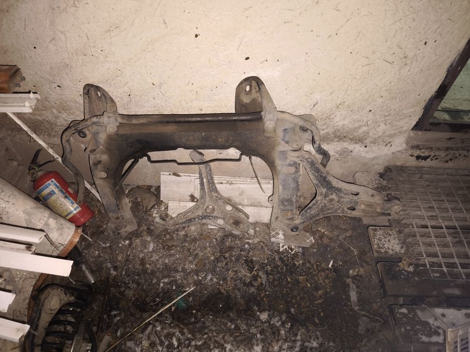 Продам переднюю балку Ауди 80