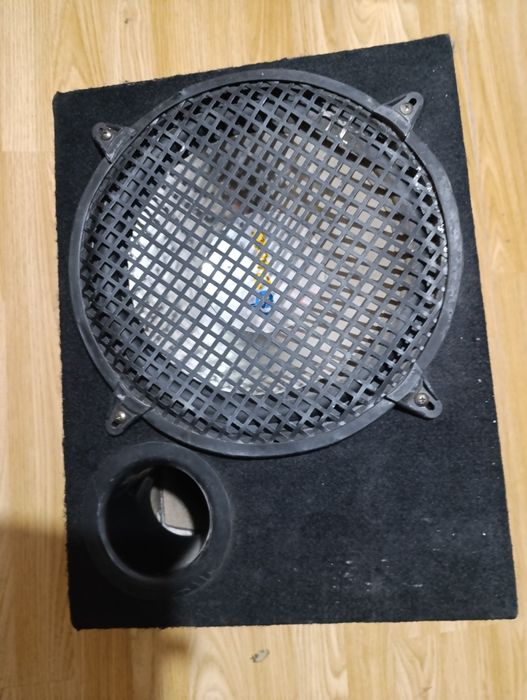 Тонколона с усилвател за кола.