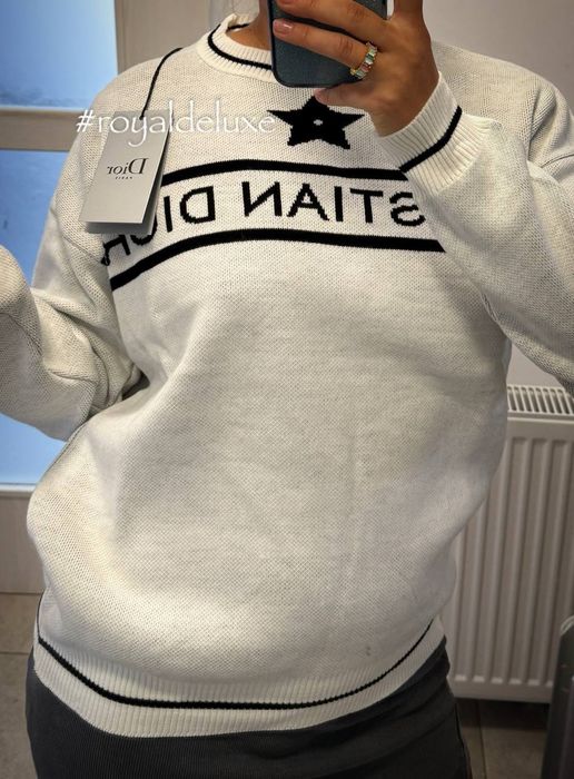 Bluza pulover dama Dior 
Mărime standard /gri deschis 
 4 bucăți