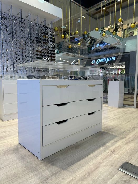 Шкаф выдвижной для магазина