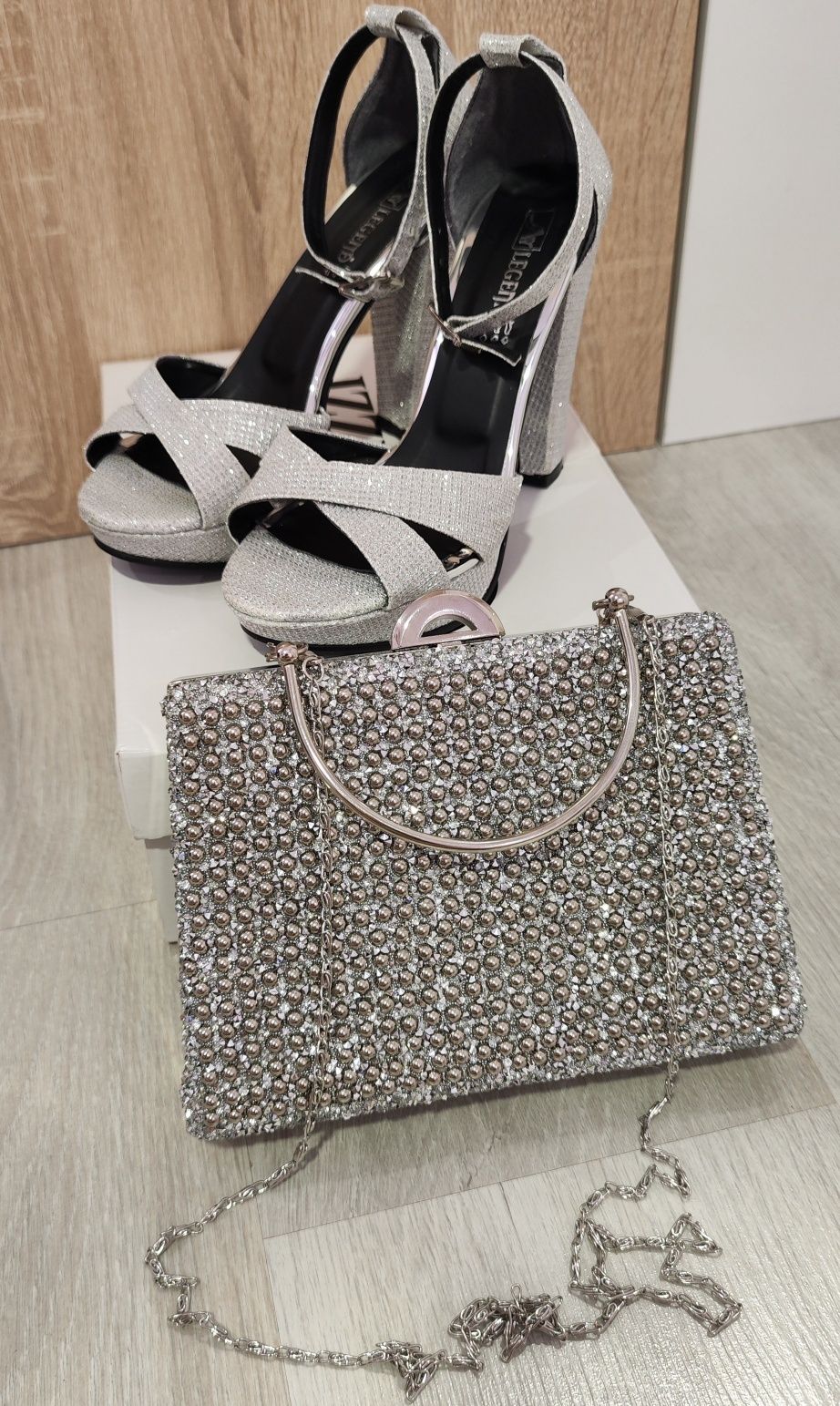 Комплект сребърни обувки и чанта