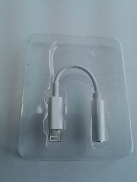 Adaptor casti jack la iphone