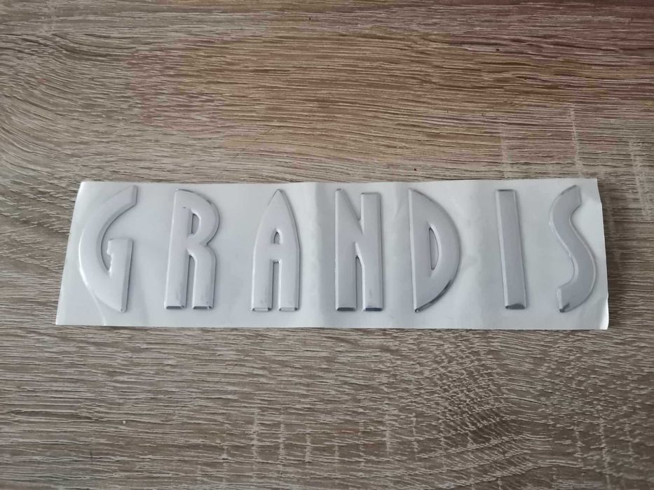 сребрист надпис Mitsubishi Grandis