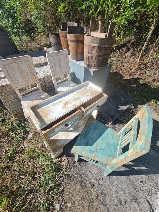 Mobila vintage!Set masa cu două scaune din lemn și metal.