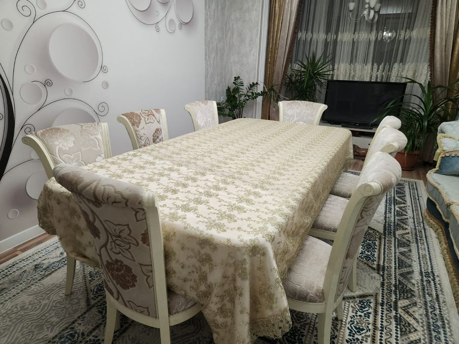 Длинный белый стол