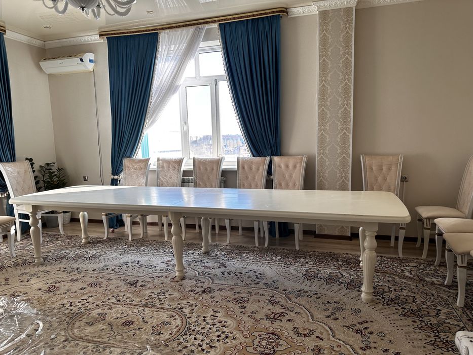 Проодам стол со стульями для зала