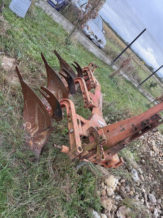 Vând plug cu 3 trupițe