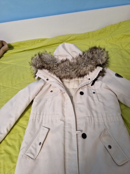 Бяло дамско яке тип парка