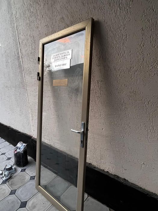 Стеклянная дверь