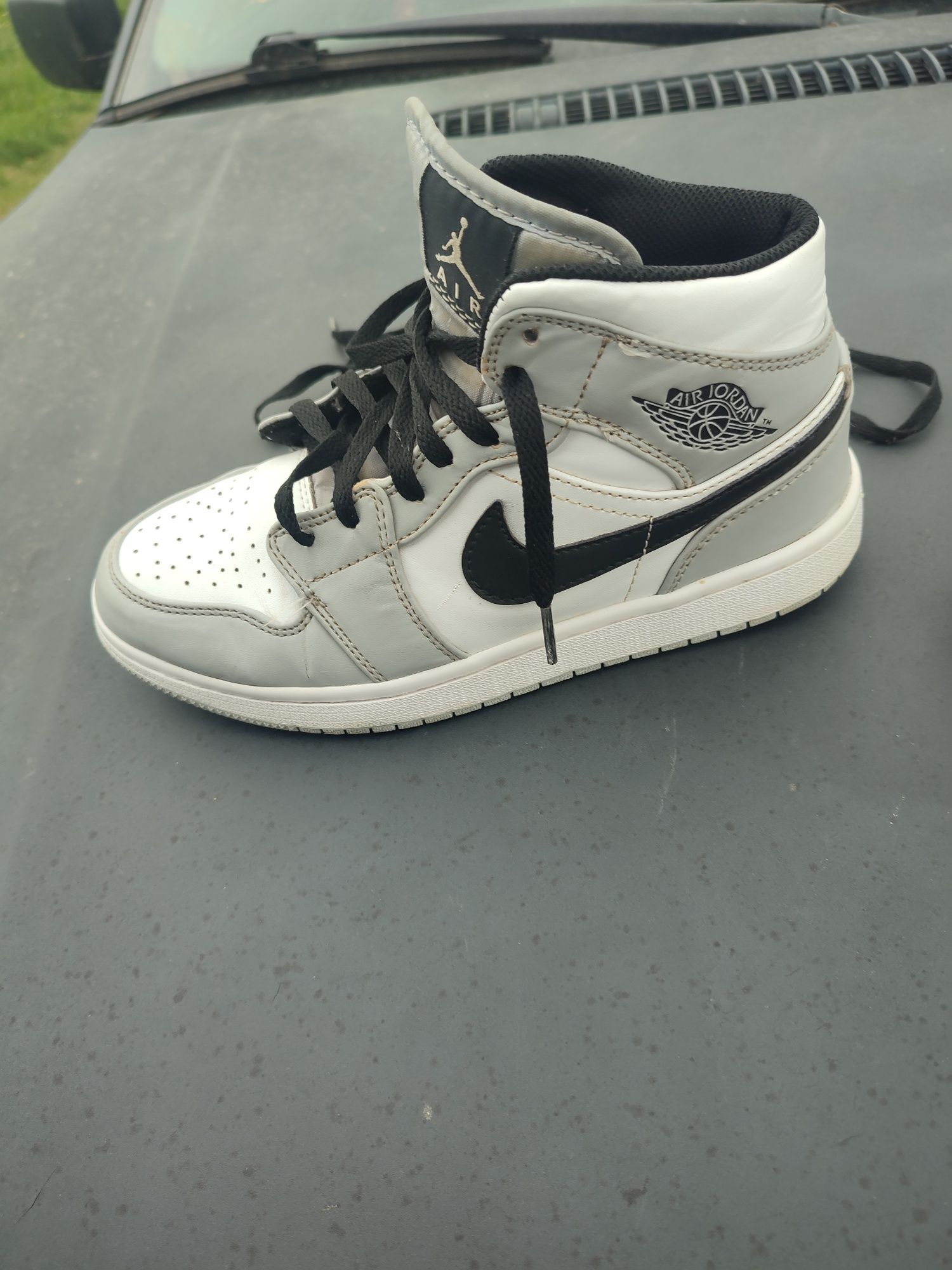 Jordan 1 mid negociabil