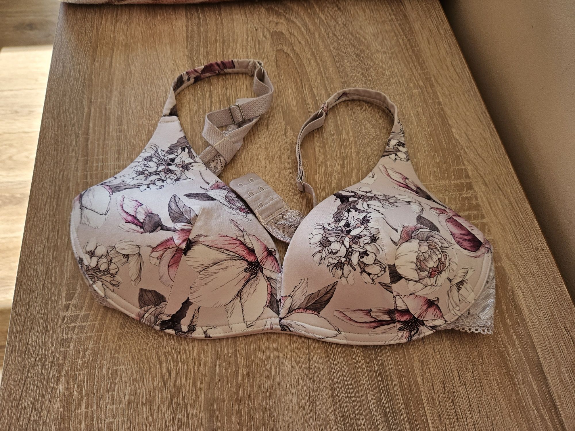 Сутиени 75В, 80В