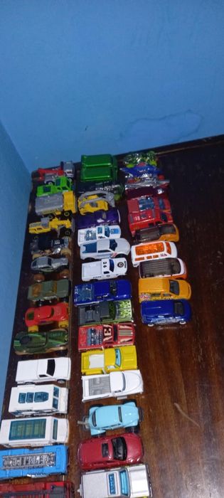 Продавам колекция от колички в нaмален размер.135 броя без драскотинка