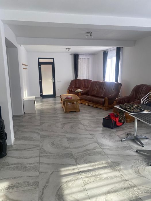 Pensiune de vânzare – 2 corpuri identice, complet utilate, ideală