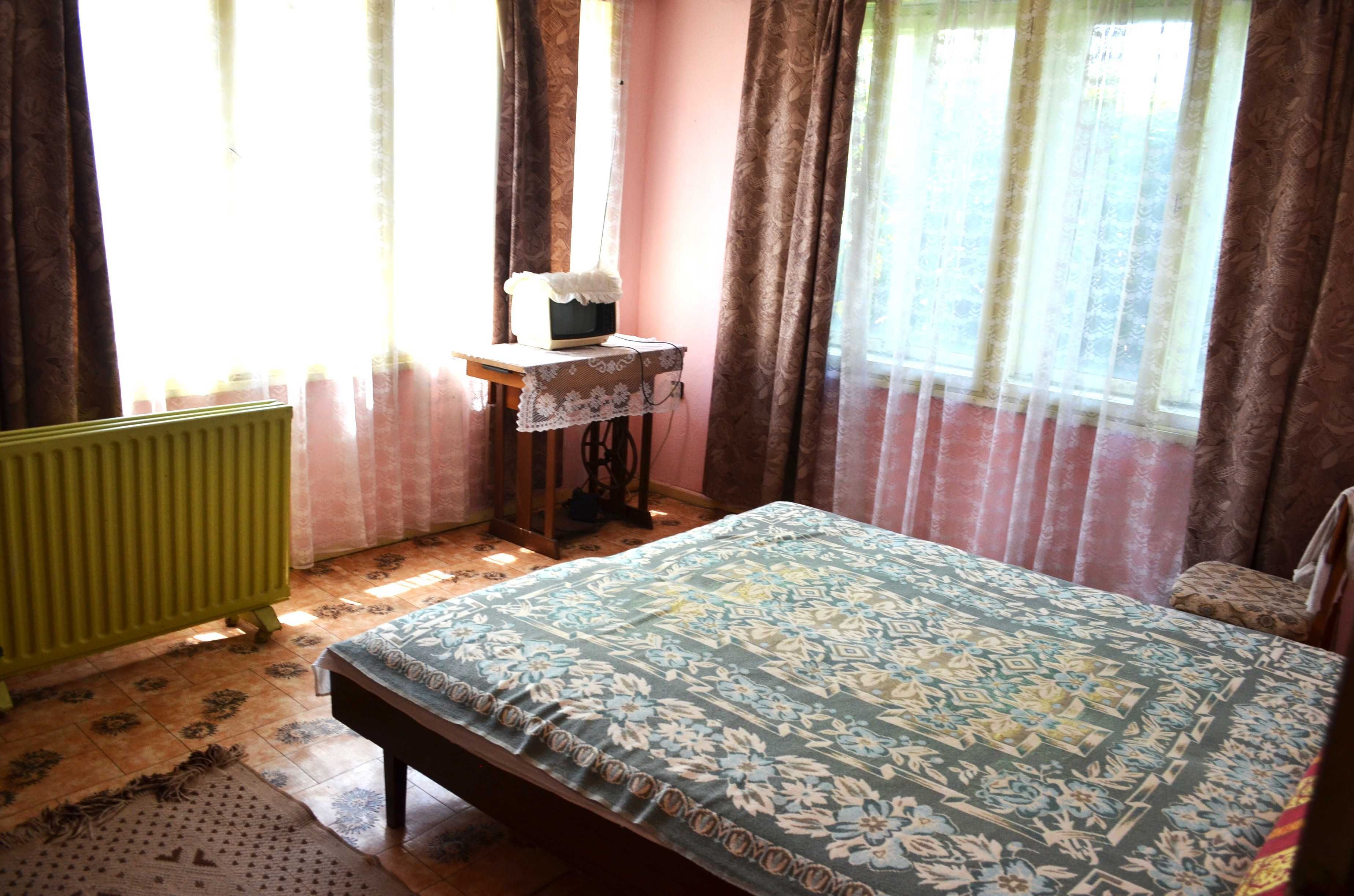 Продавам 2-етажна къща с двор