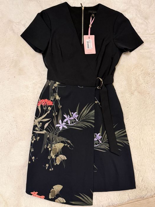 Рокля Ted Baker черна с цветя