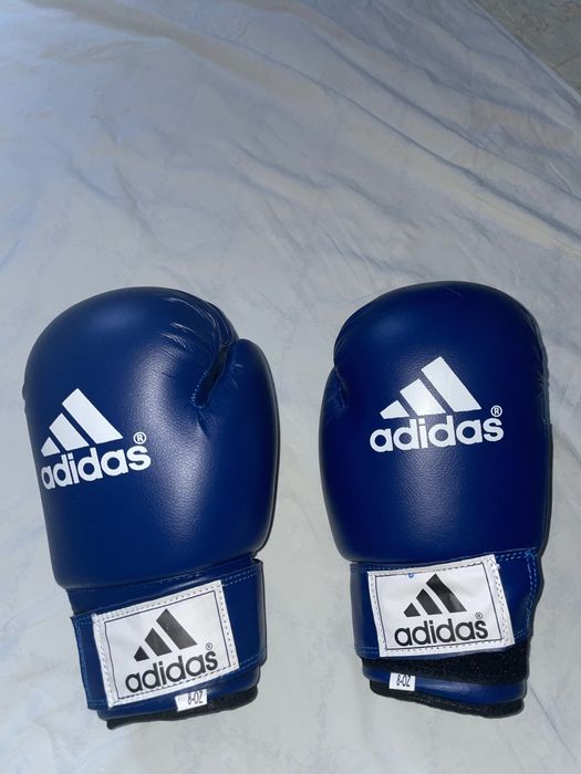 срочно продам боксерскую перчатку 8рр адидас новый