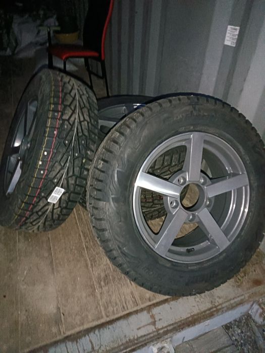Продам резину в месте дисками обсолютно новая