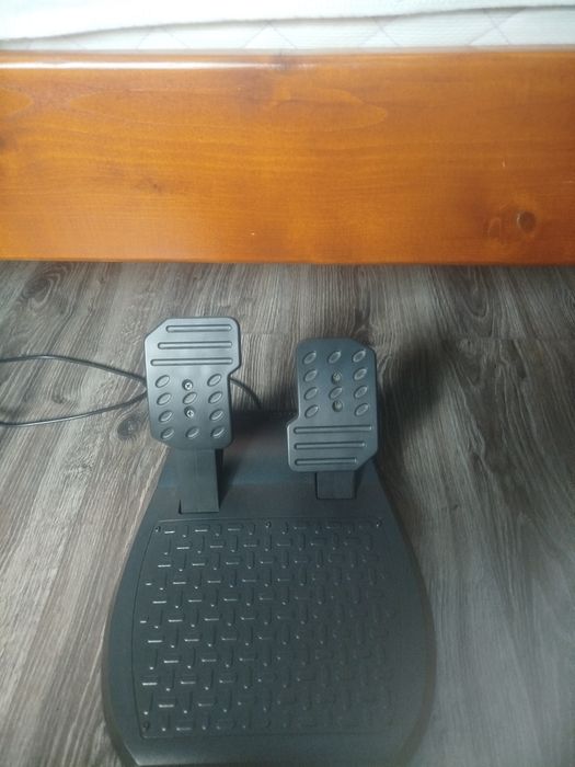 Vând volan thrustmaster T80