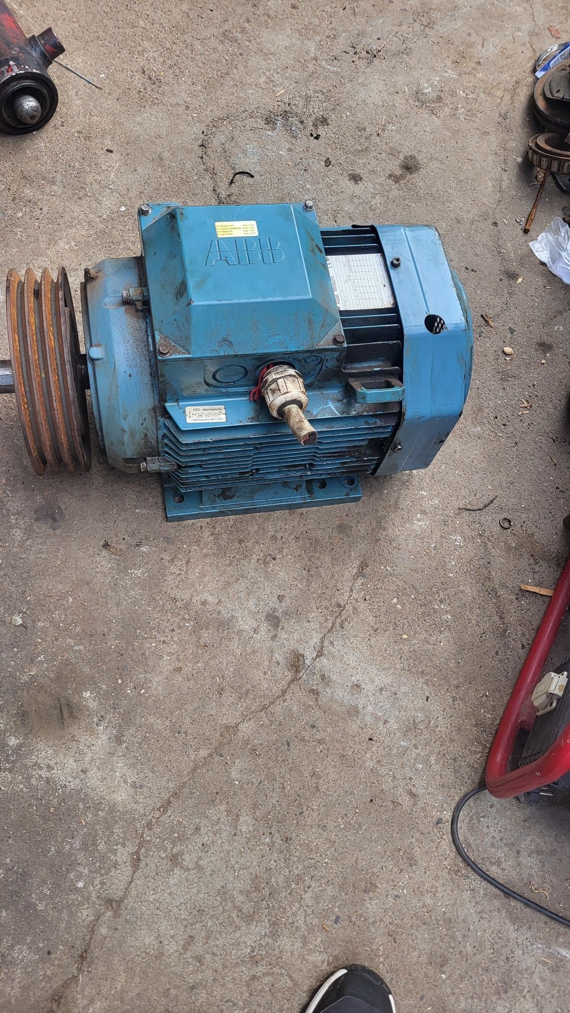 Vînd motor electric 19 kw 2573 rtm 380v