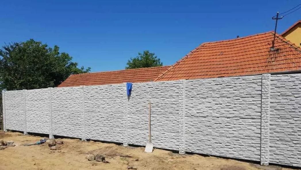 Gard decorativ din beton armat pentru gradina