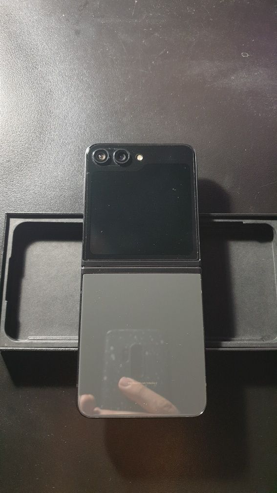Чисто нов Samsung Galaxy Z Flip 5 512GB 8GB RAM