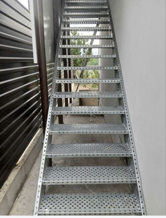 Scări metalice zincate