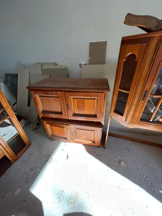 Mobilă veche în stare foarte bună.