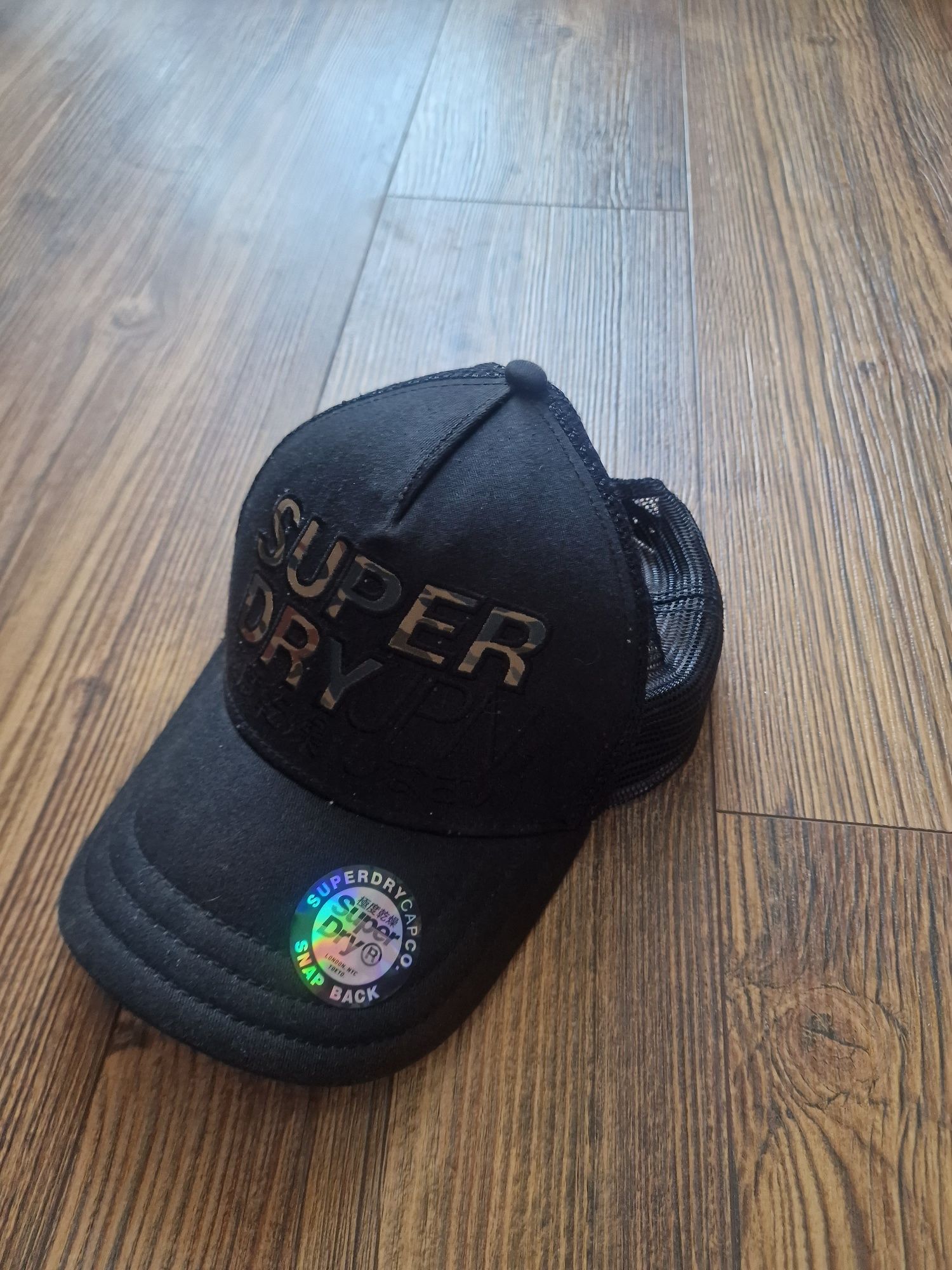 Страхотна шапка SUPERDRY
