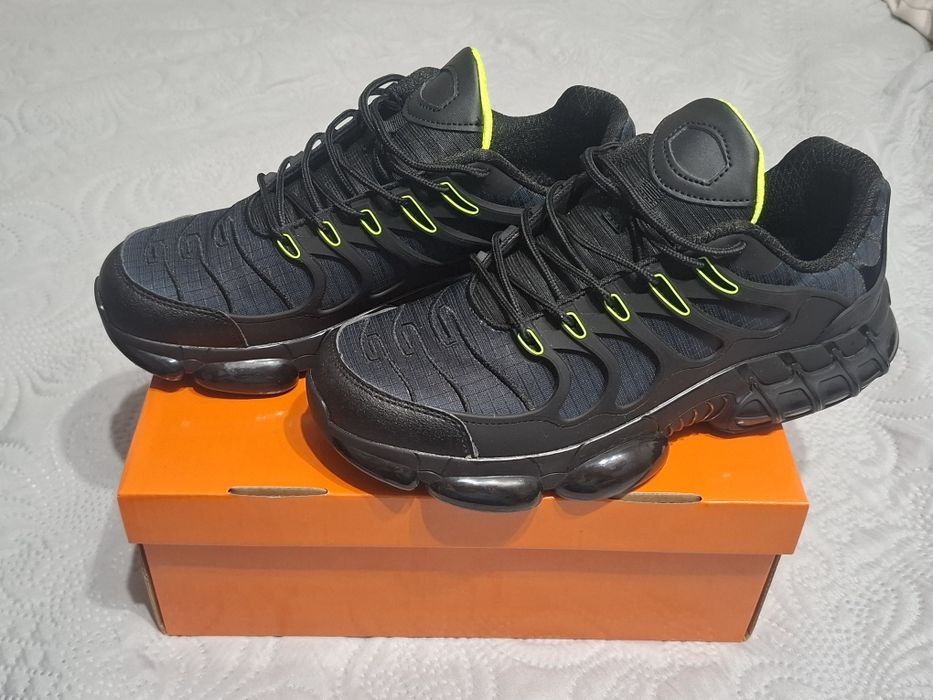 Маратонки номер 44,стелка 28.5см.