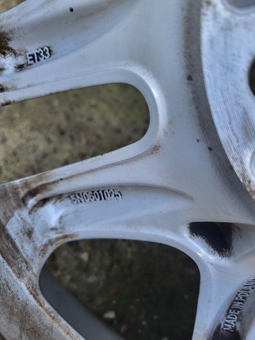 Vând 4 jenți de Wolswagen Tiguan cu cauciucuri,în stare foarte bună