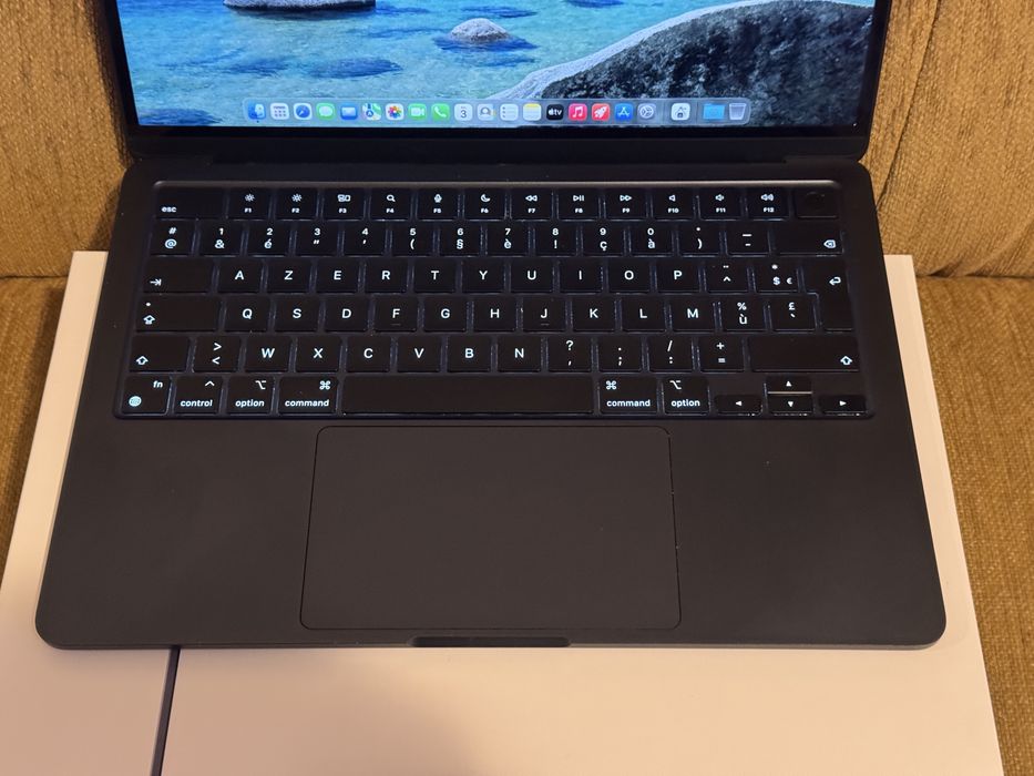 MacBook Air M2, 8GB ram, 512GB SSD baterie 93% state foarte buna