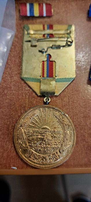 Medalii si decoratii comuniste