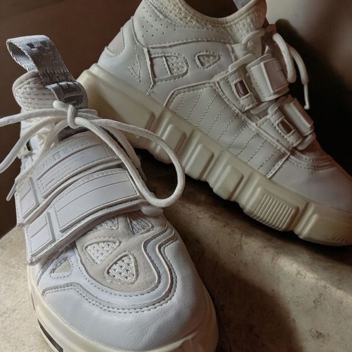 Бели дамски маратонки