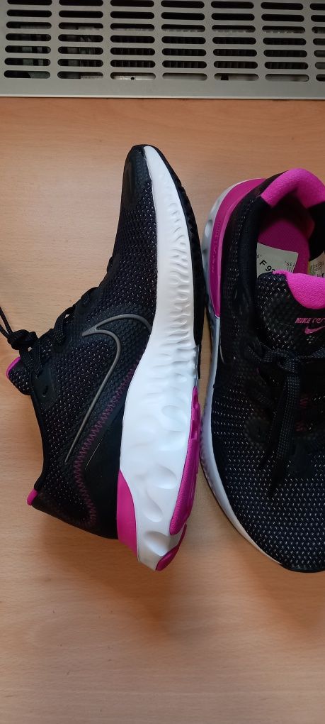 Маратонки NIKE RENEW 41/42