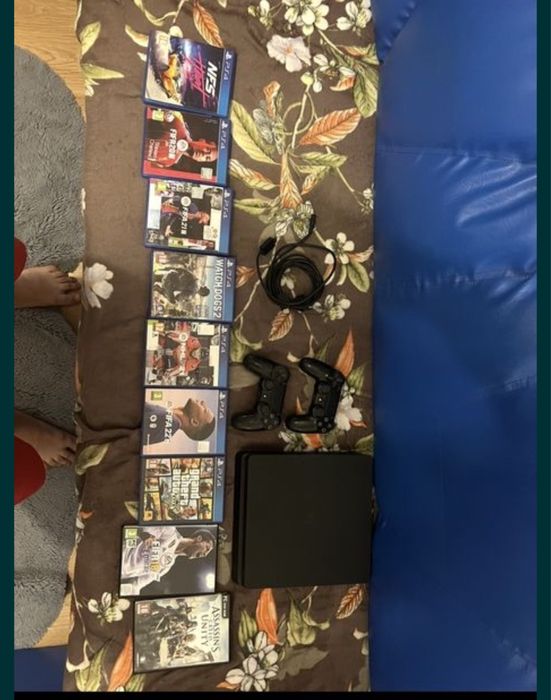 Vand ps4 slim 1tb 2 manete plus jocuri