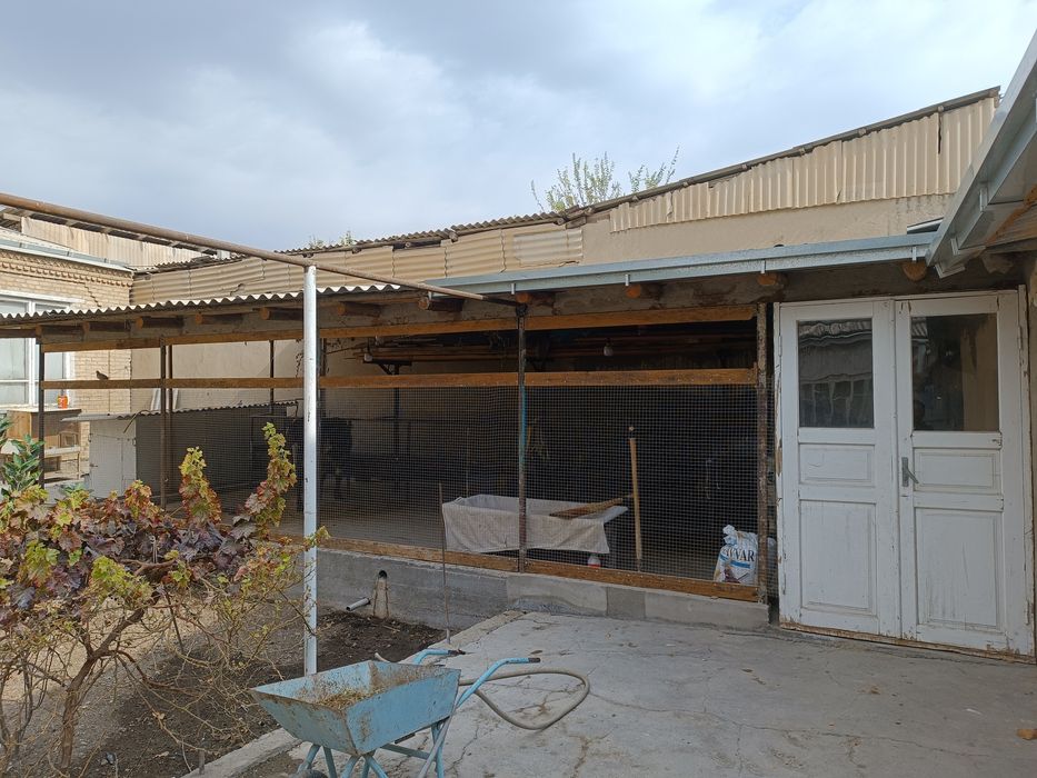 Ховли сотилади..