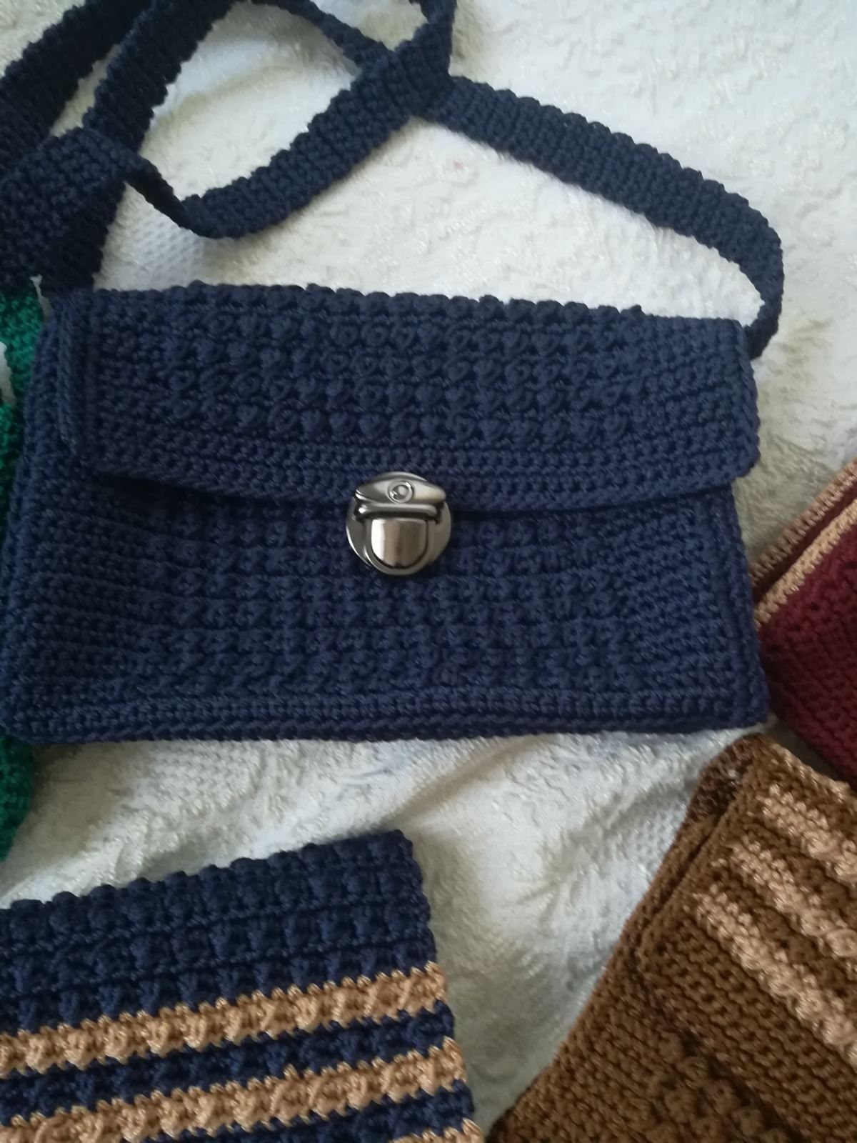 Дамска ръчно плетена чанта