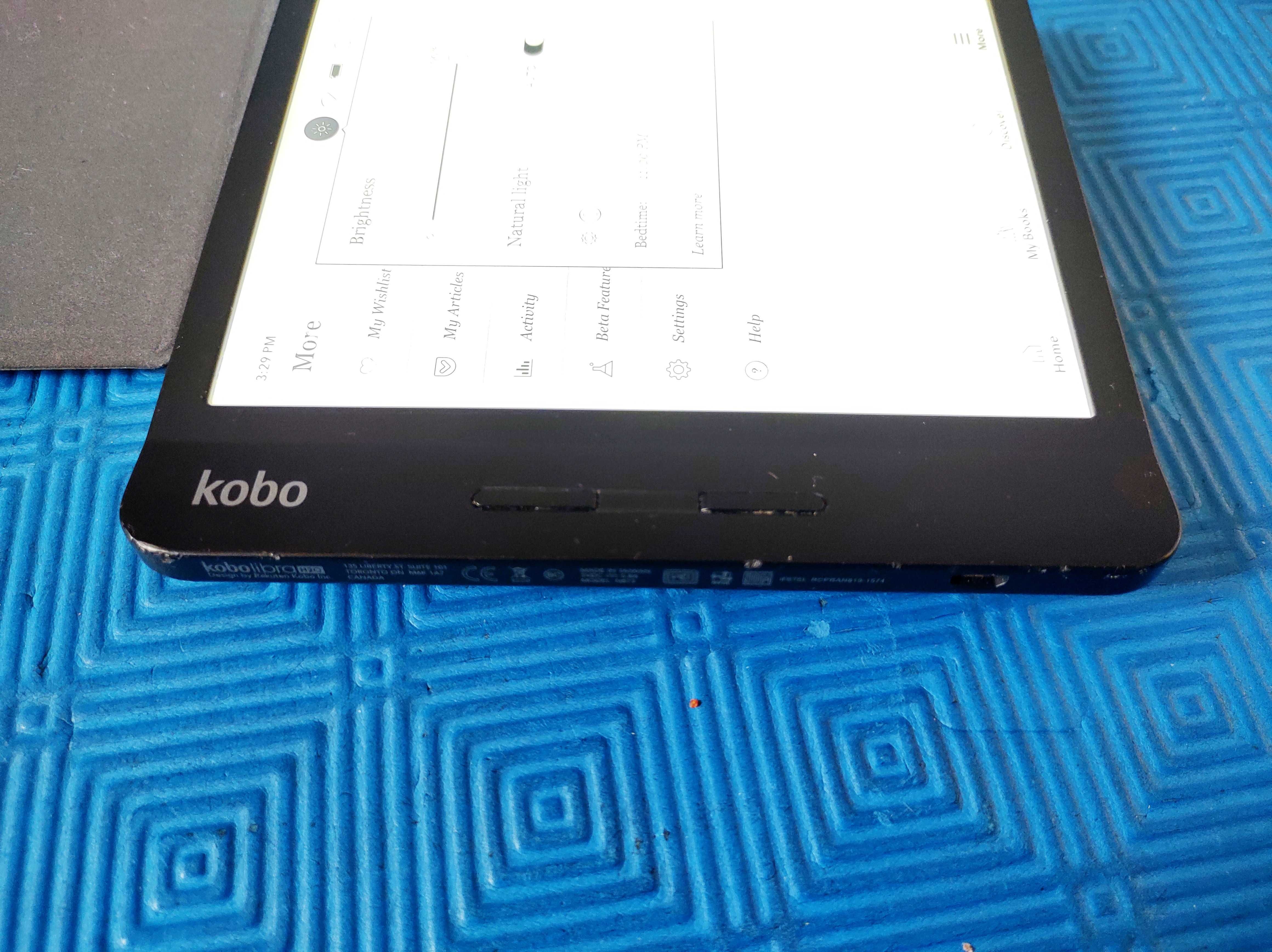 Електронна книга с подсветка Kobo Libra H2O комплект със смарт калъфче